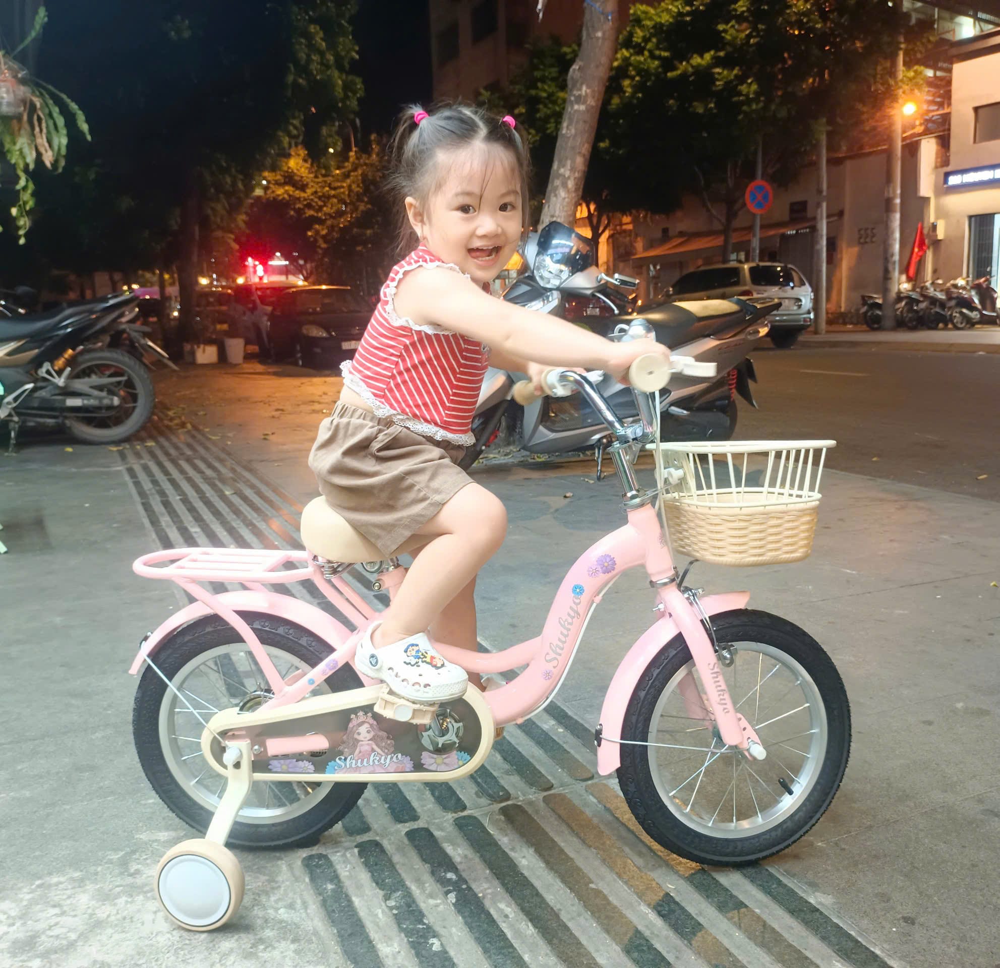 Xe Đạp Trẻ Em 2 Tuổi - Hành Trình Đầu Đời An Toàn Cùng Bé Yêu xe đạp trẻ em 2 tuổi